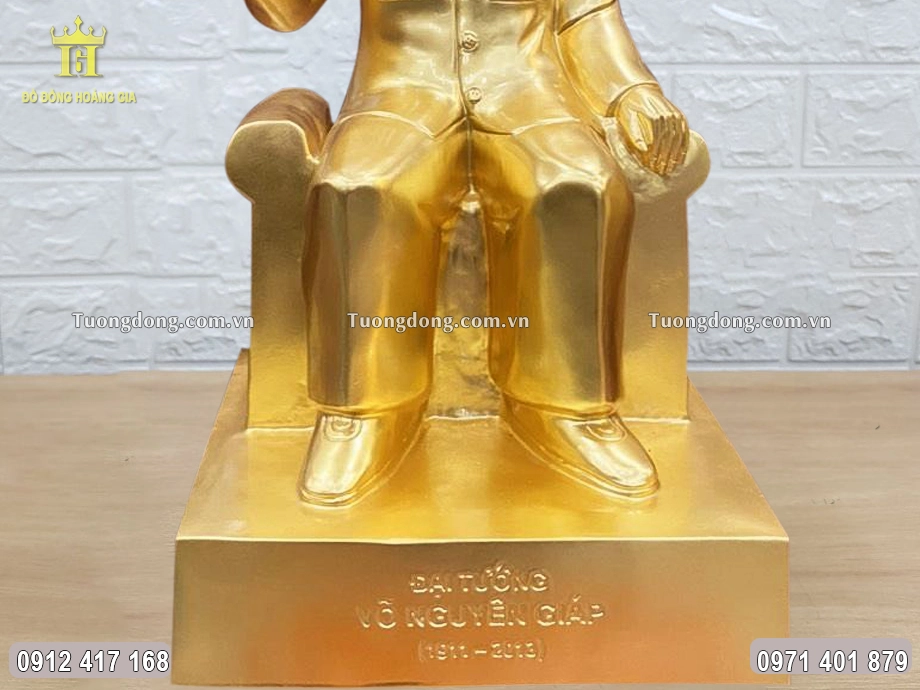 Bác được đúc theo dáng ngồi uy nghiêm